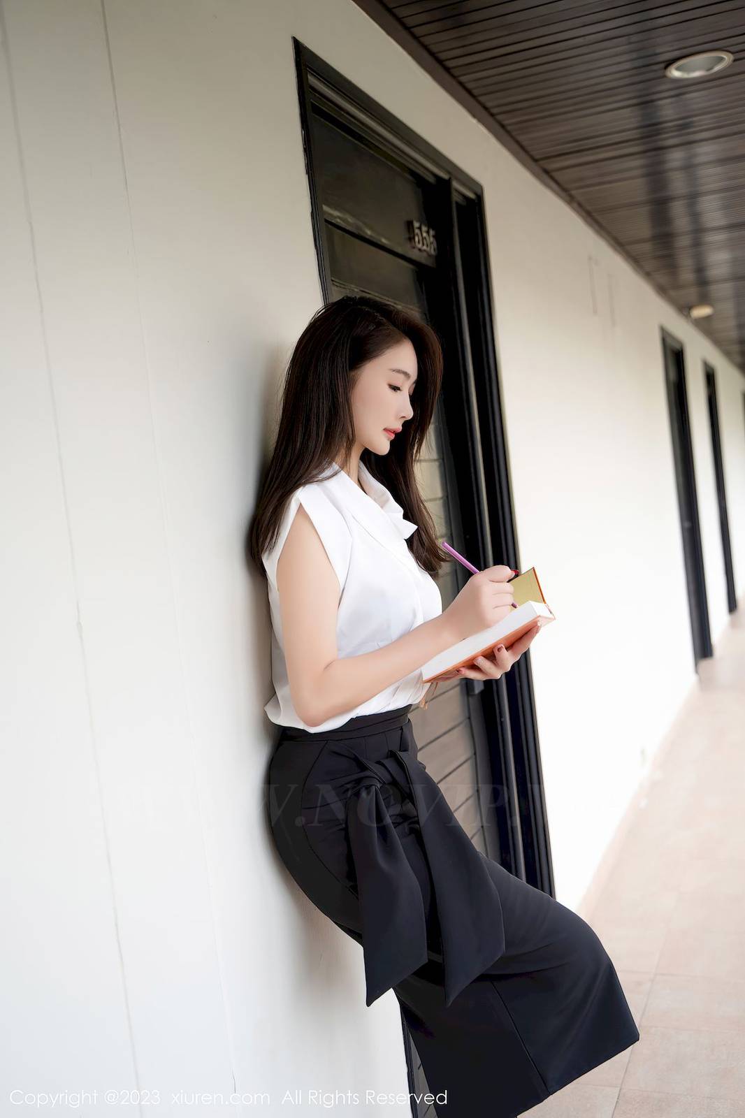 秀人网美女模特summer宝宝白色上衣搭配黑色长裙OL写真