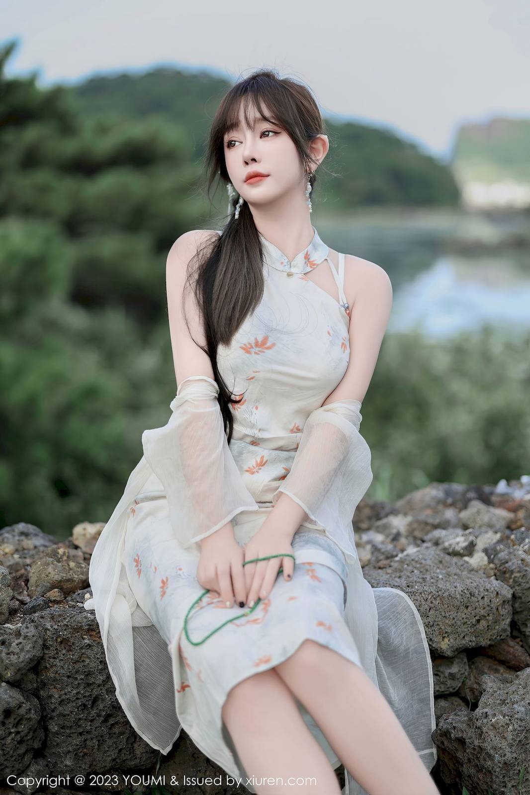 尤蜜荟性感女神王雨纯长款旗袍搭配原色赛维济州岛旅拍-16