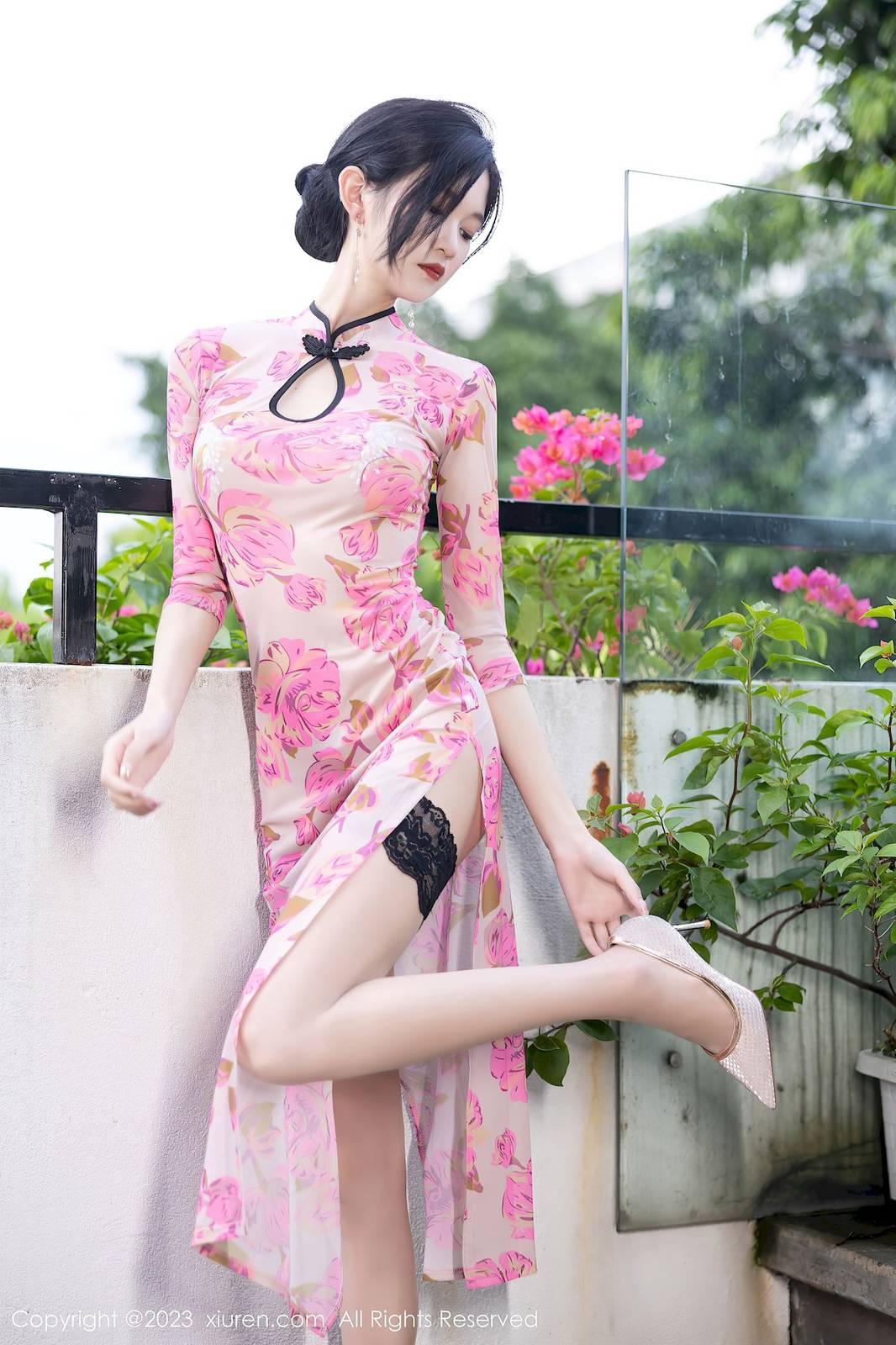 秀人网美女模特程程程-粉色旗袍搭配原色丝袜安吉旅拍-7