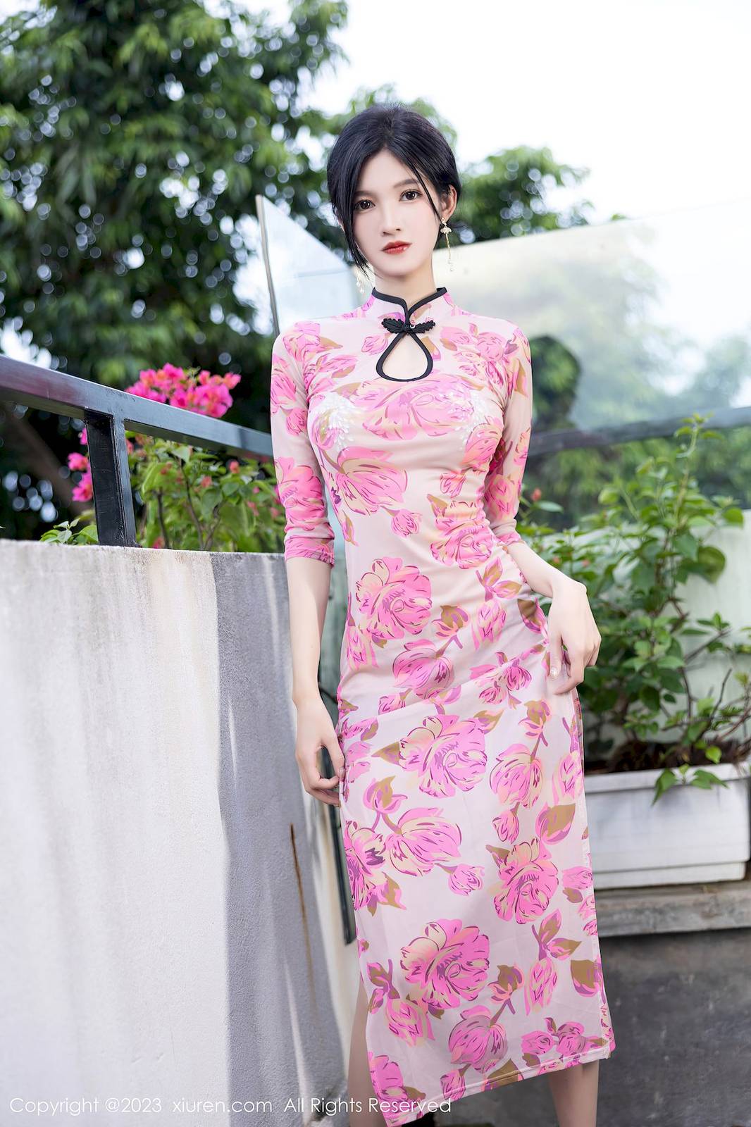 秀人网美女模特程程程-粉色旗袍搭配原色丝袜安吉旅拍-9