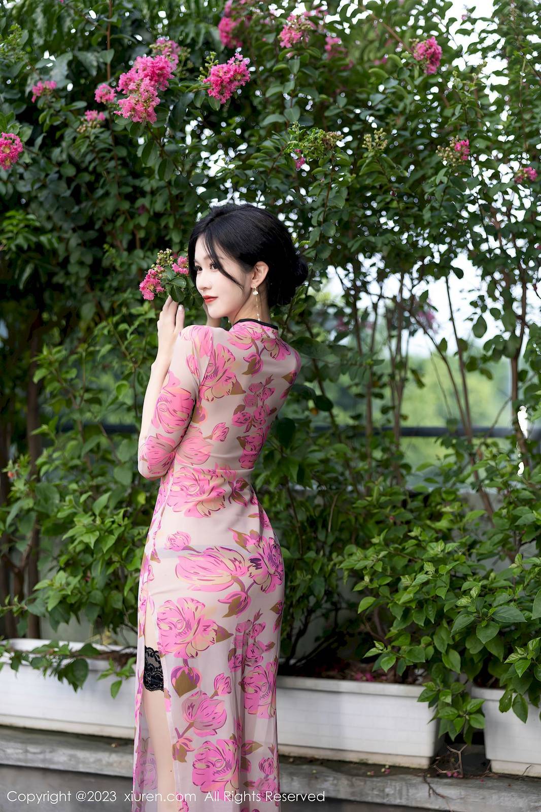 秀人网美女模特程程程-粉色旗袍搭配原色丝袜安吉旅拍