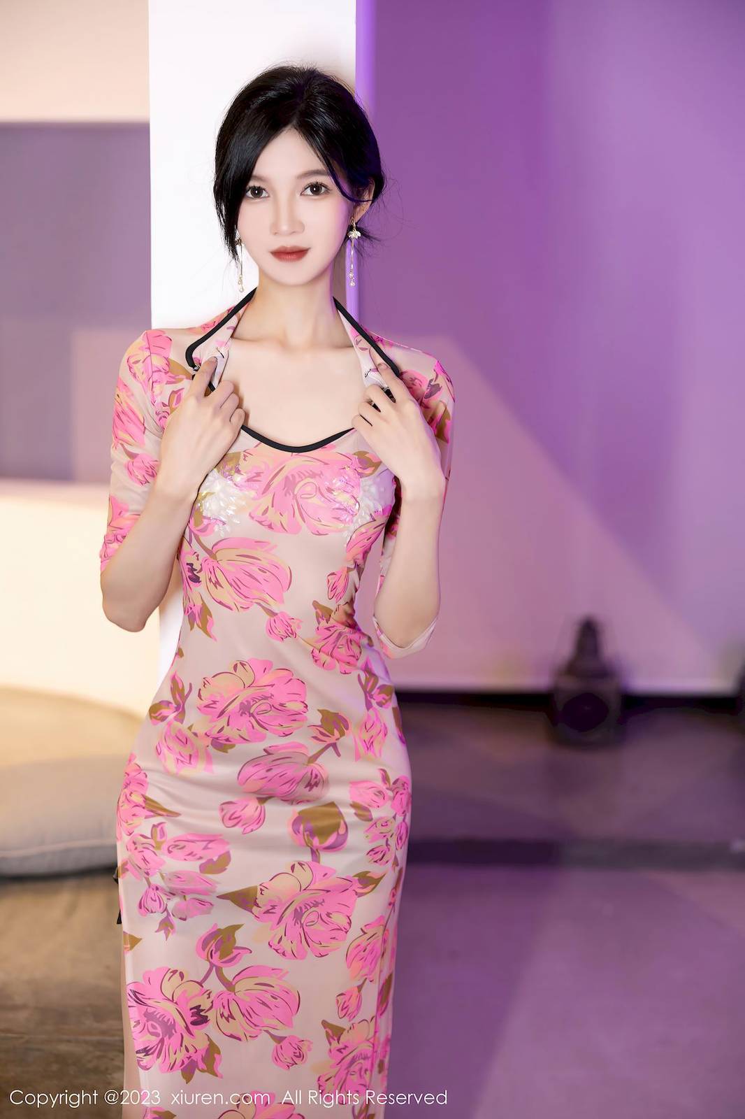 秀人网美女模特程程程-粉色旗袍搭配原色丝袜安吉旅拍-11