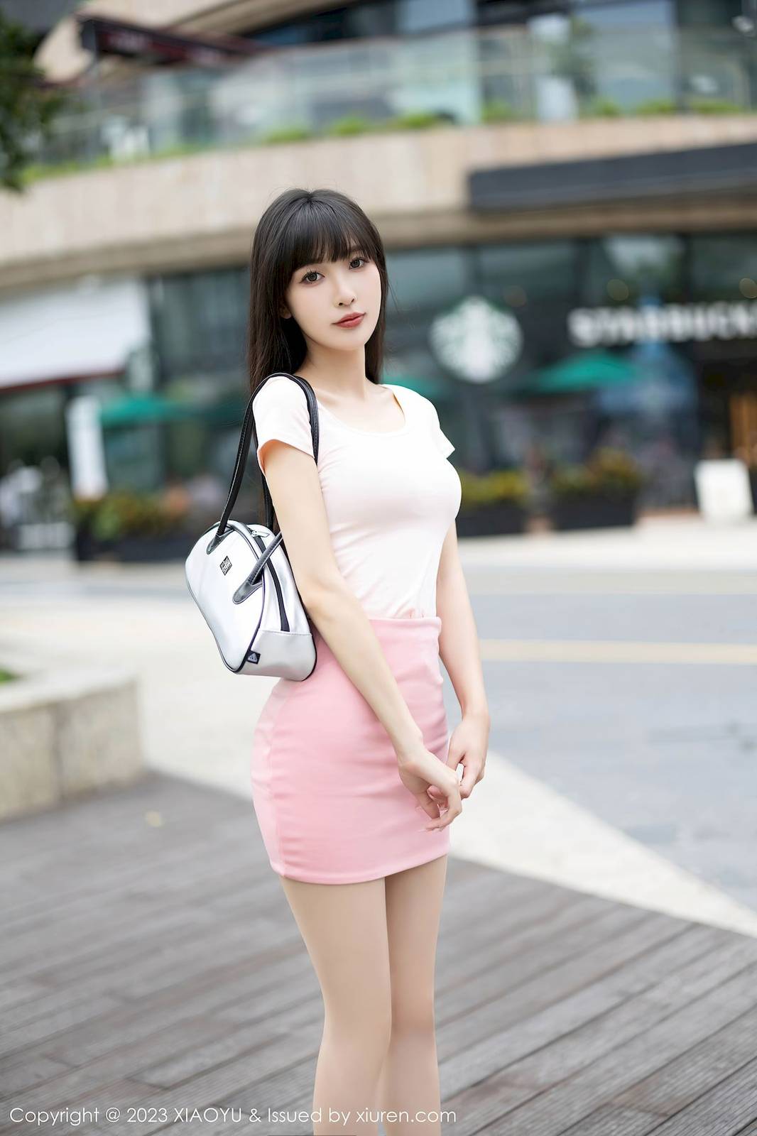 语画界美女模特林星阑浅粉色上衣搭配粉色短裙性感写真