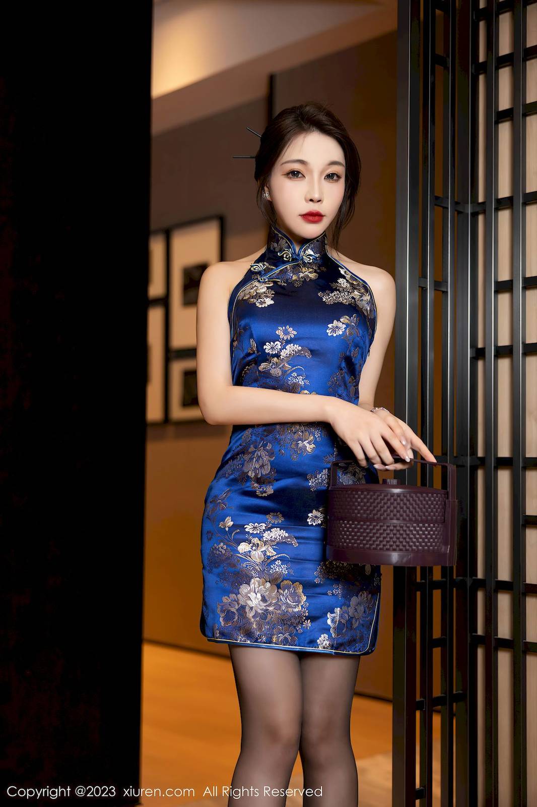 秀人网性感女神徐莉芝Booty蓝色旗袍搭配黑丝安吉旅拍