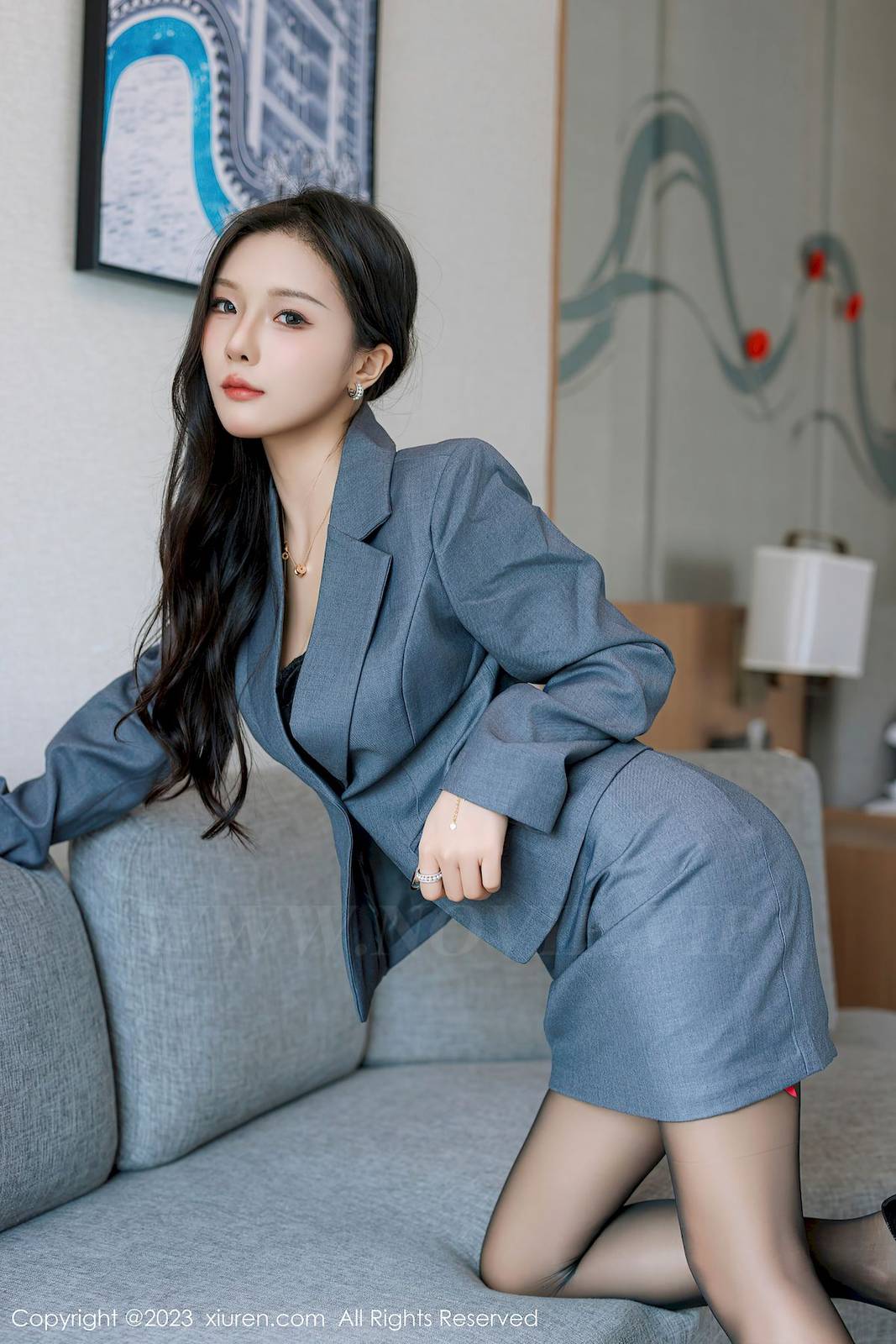 秀人网模特七七kiko深灰西服搭配短裙职场OL性感写真-8