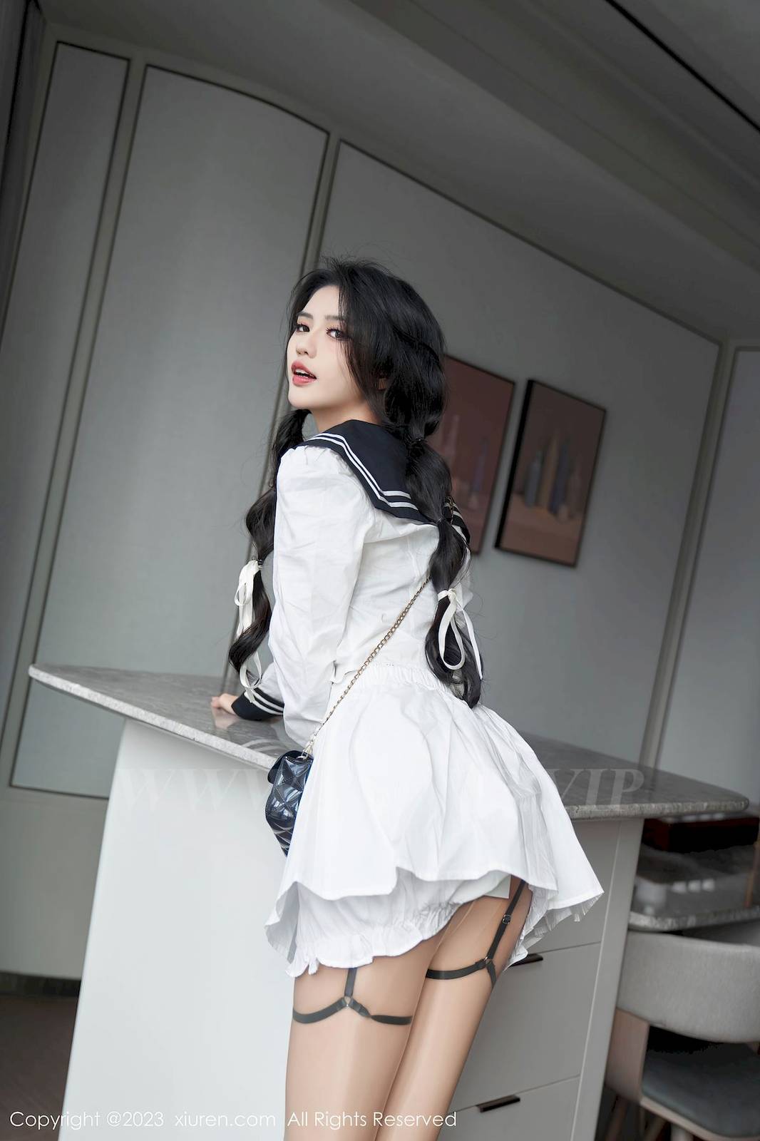 秀人网模特浅浅Danny白色上衣搭配性感短裙曼妙写真-13