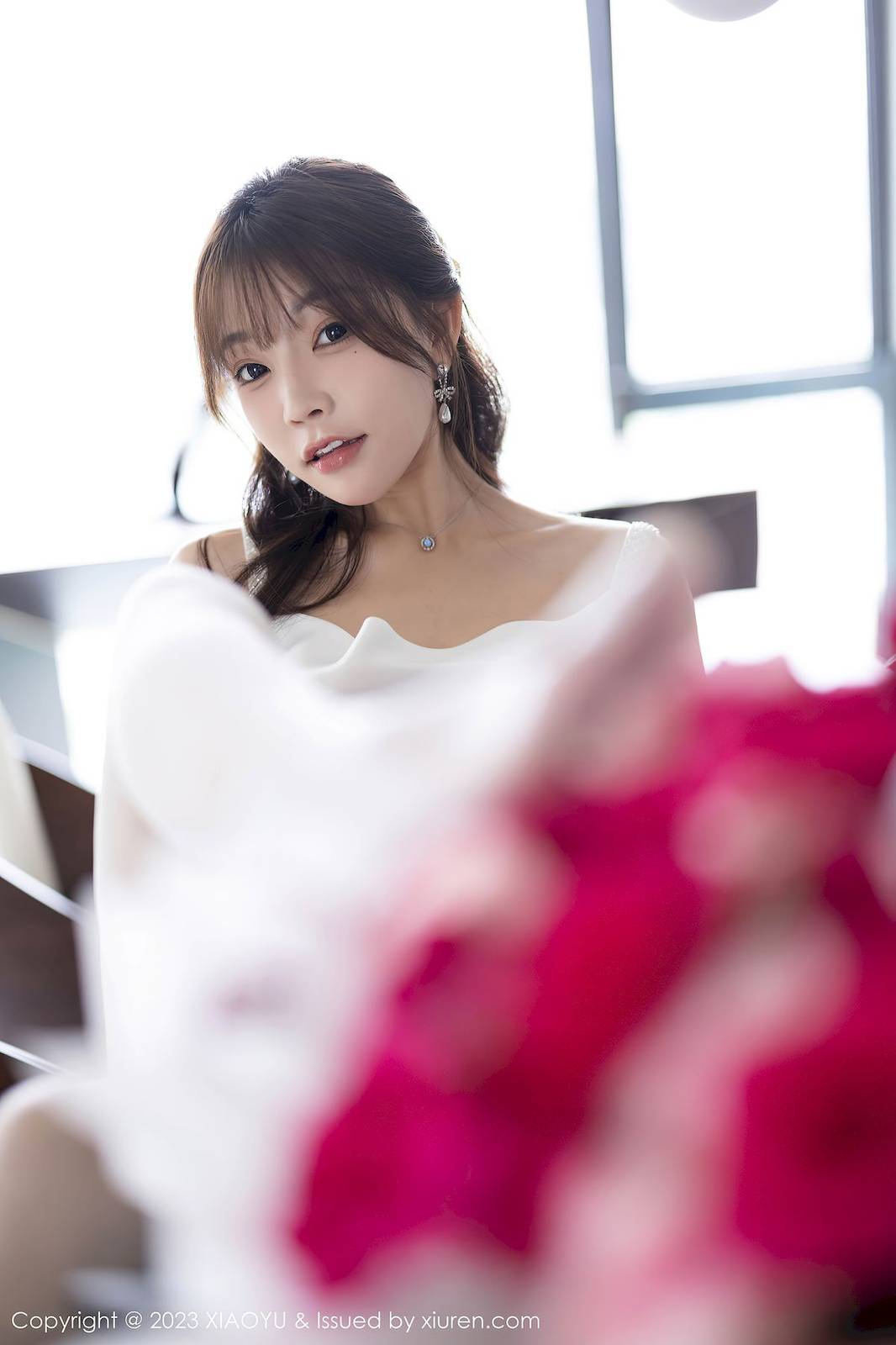 语画界女神徐莉芝Booty白色短裙搭配白色丝袜性感写真-9