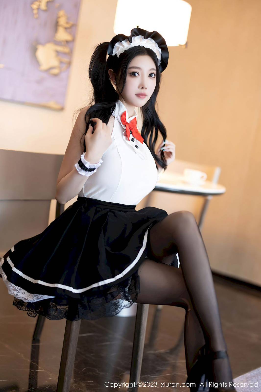 秀人网女神杨晨晨Yome白色上衣搭配黑色短裙性感写真-13