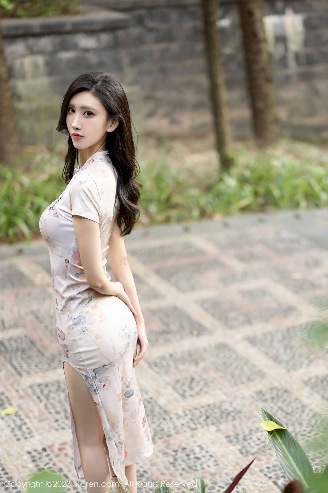 秀人网新人模特章芃芃浅色带图案旗袍曼妙身姿性感写真-23