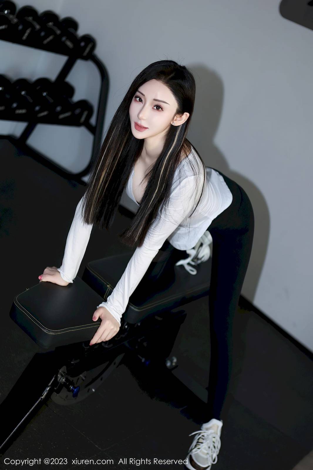 秀人网新人模特田兮白宽松上衣搭配黑色长裤性感写真-14