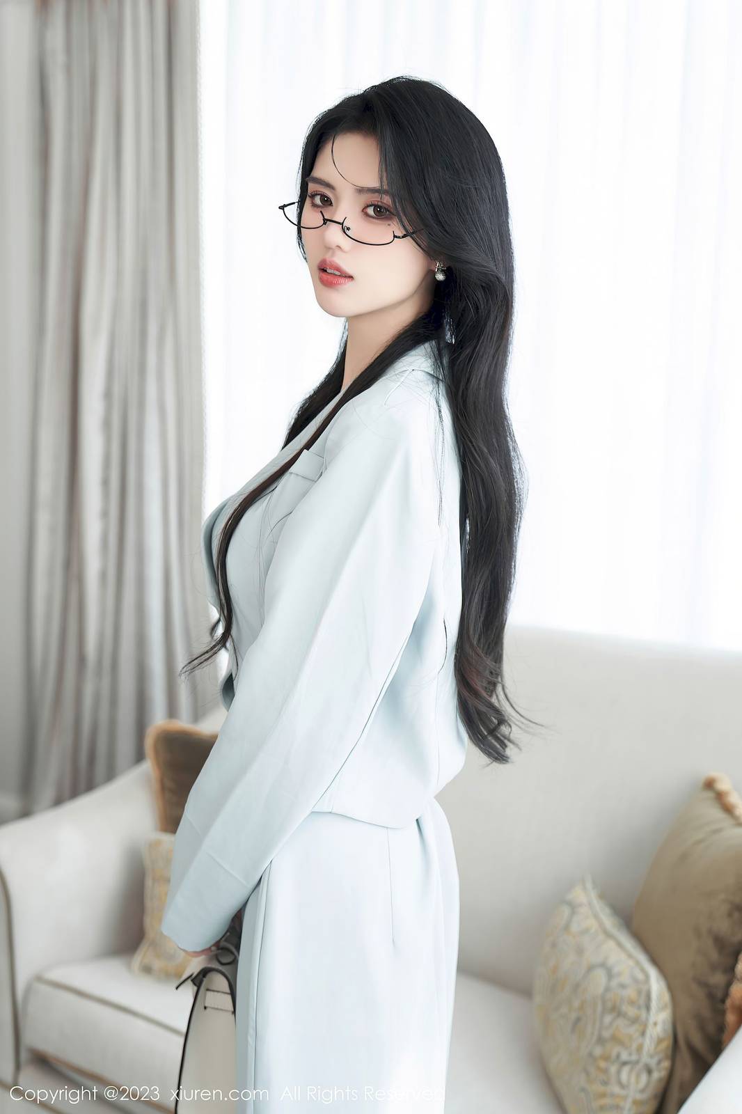 秀人网模特浅浅Danny浅色长裙搭配原色丝袜性感写真-4