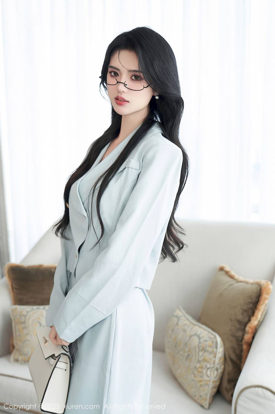 秀人网模特浅浅Danny浅色长裙搭配原色丝袜性感写真-8