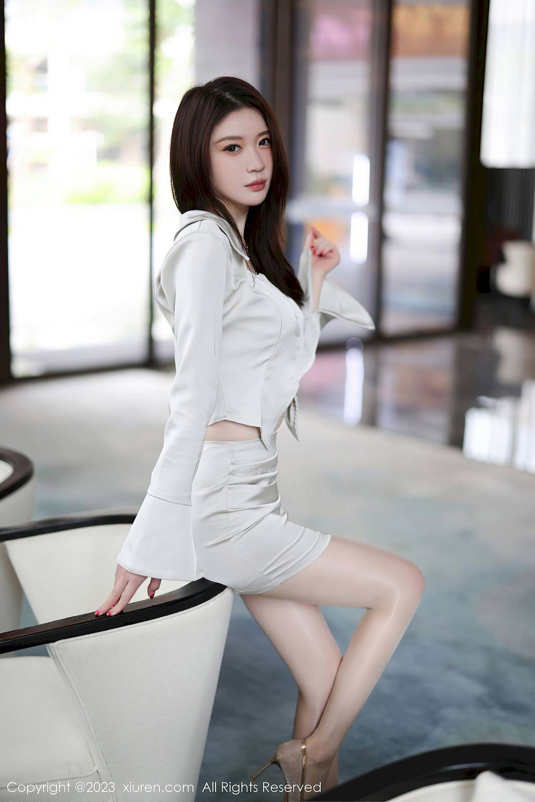 秀人网模特梦心玥浅灰色上衣搭配短裙丝袜安吉旅拍