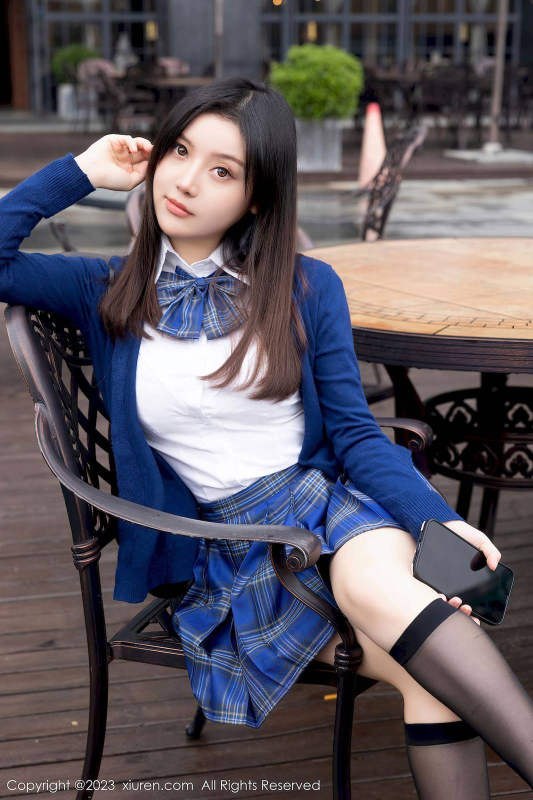 秀人网模特豆瓣酱蓝色上衣搭配蓝色格子短裙性感写真-5