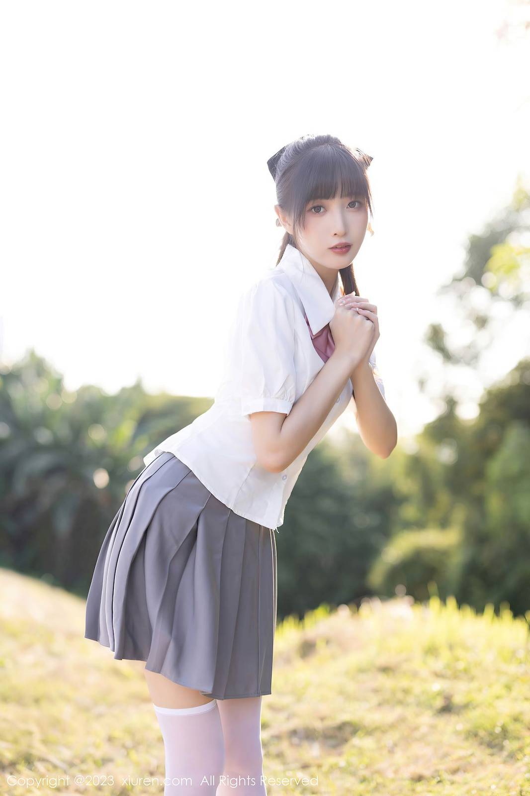 秀人网美女模特林星阑白色上衣搭配白丝短裙性感写真