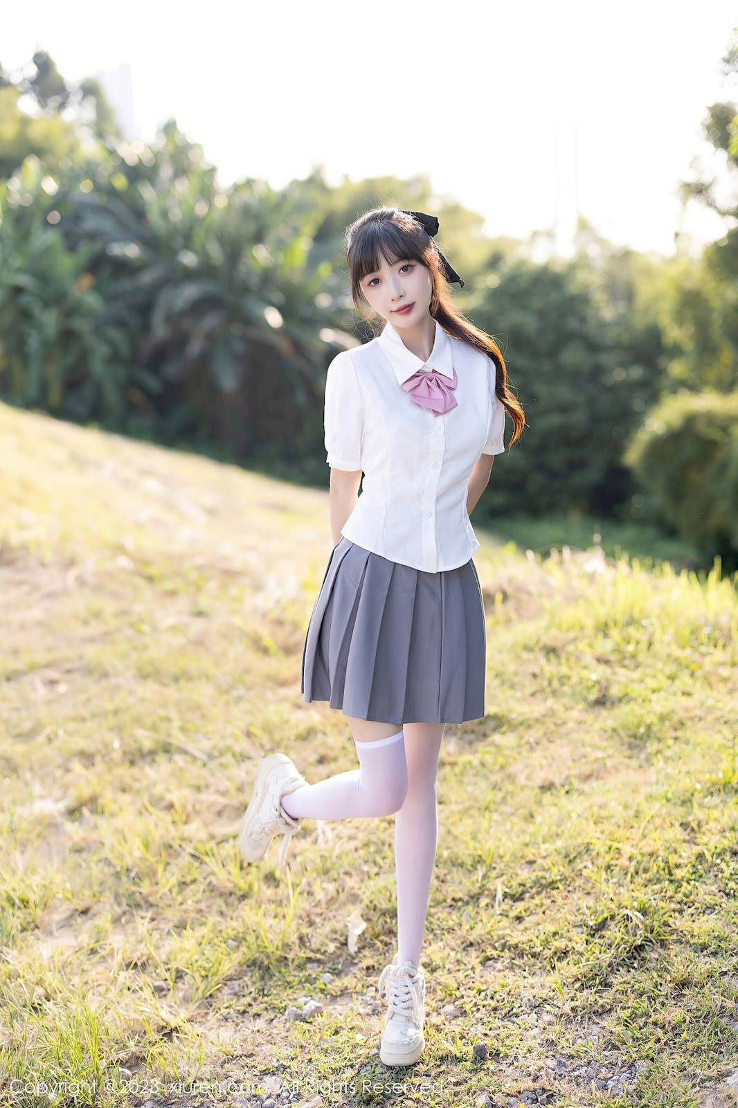 秀人网美女模特林星阑白色上衣搭配白丝短裙性感写真-2