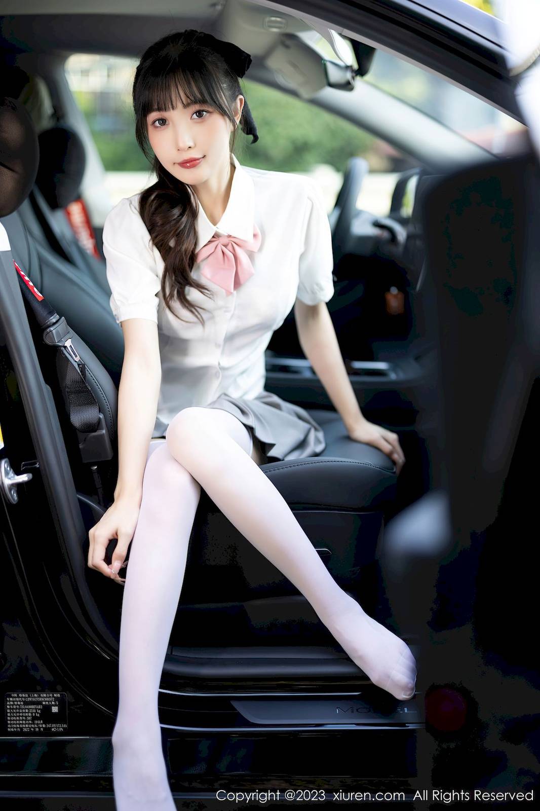 秀人网美女模特林星阑白色上衣搭配白丝短裙性感写真-11