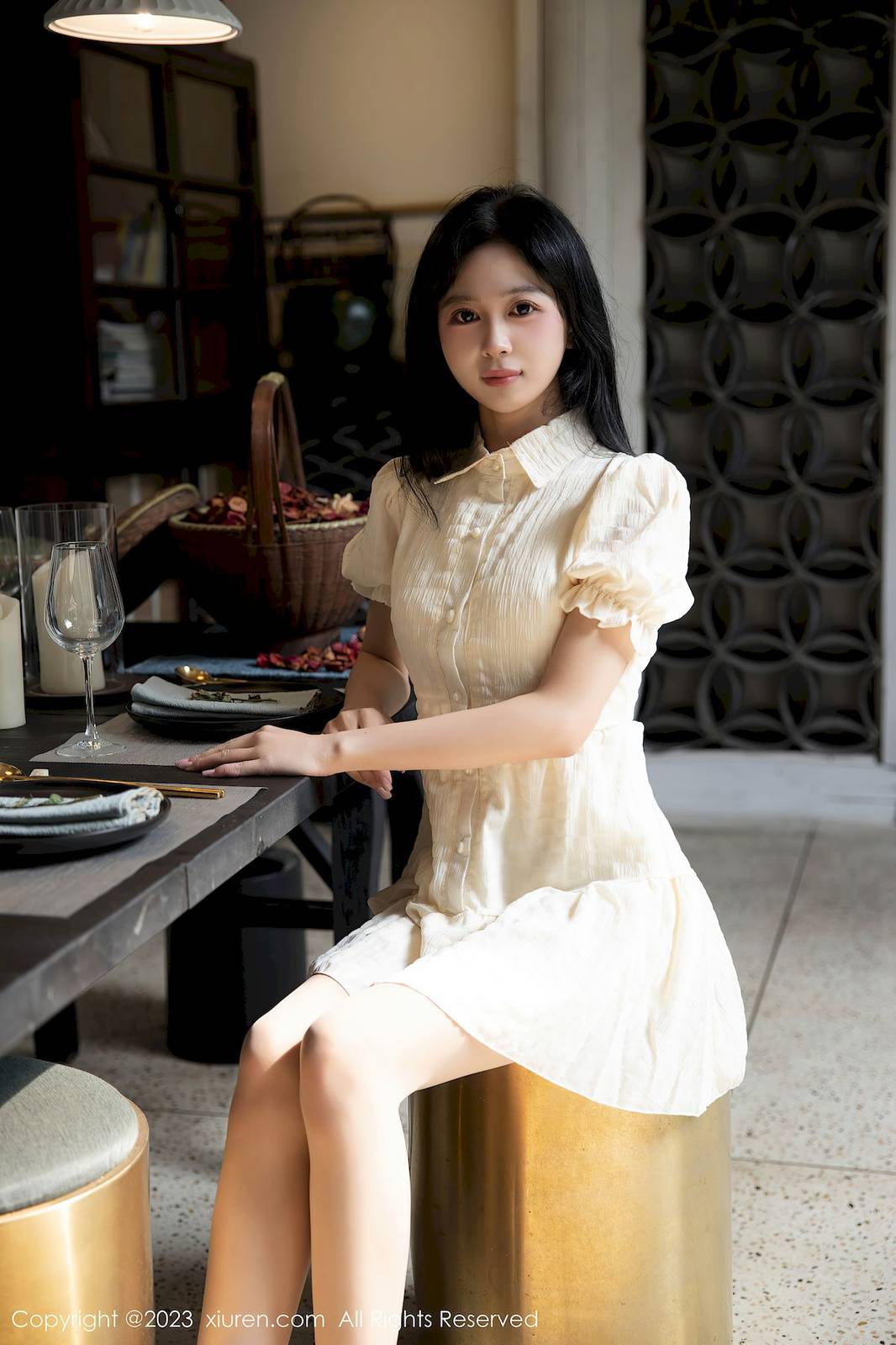 秀人网新人模特糖豆sisi淡黄连衣短裙原色丝袜性感写真