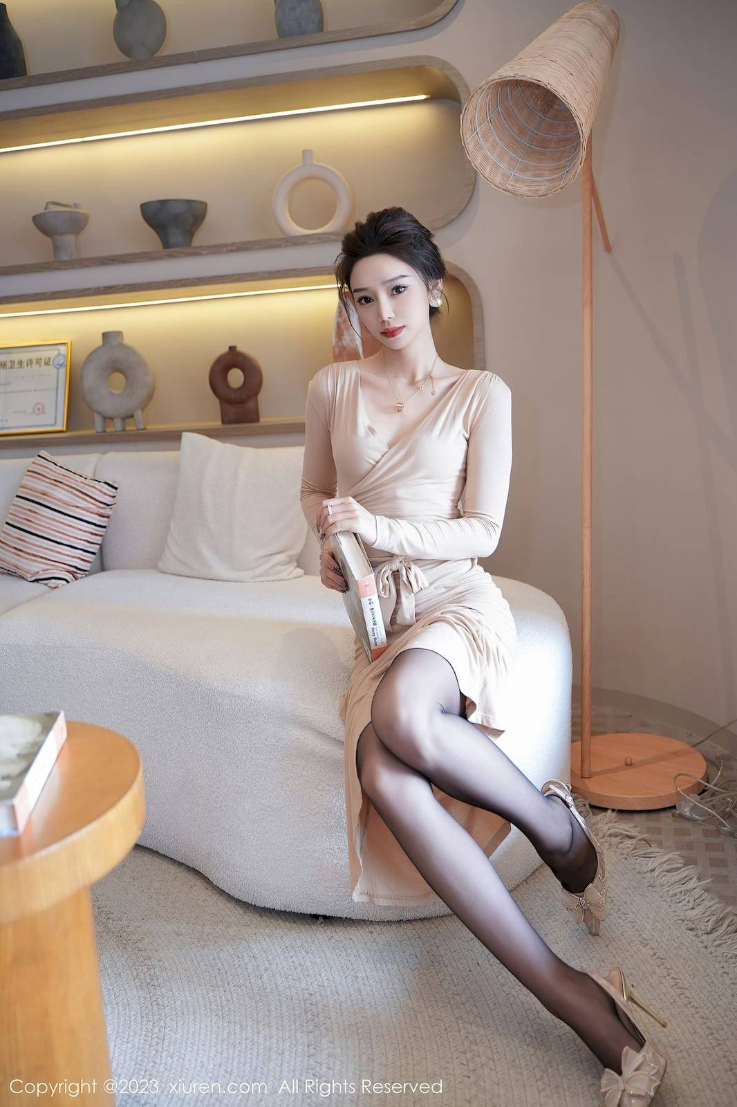 秀人网新人模特苏曼兮杏色礼裙搭配魅惑黑丝性感写真