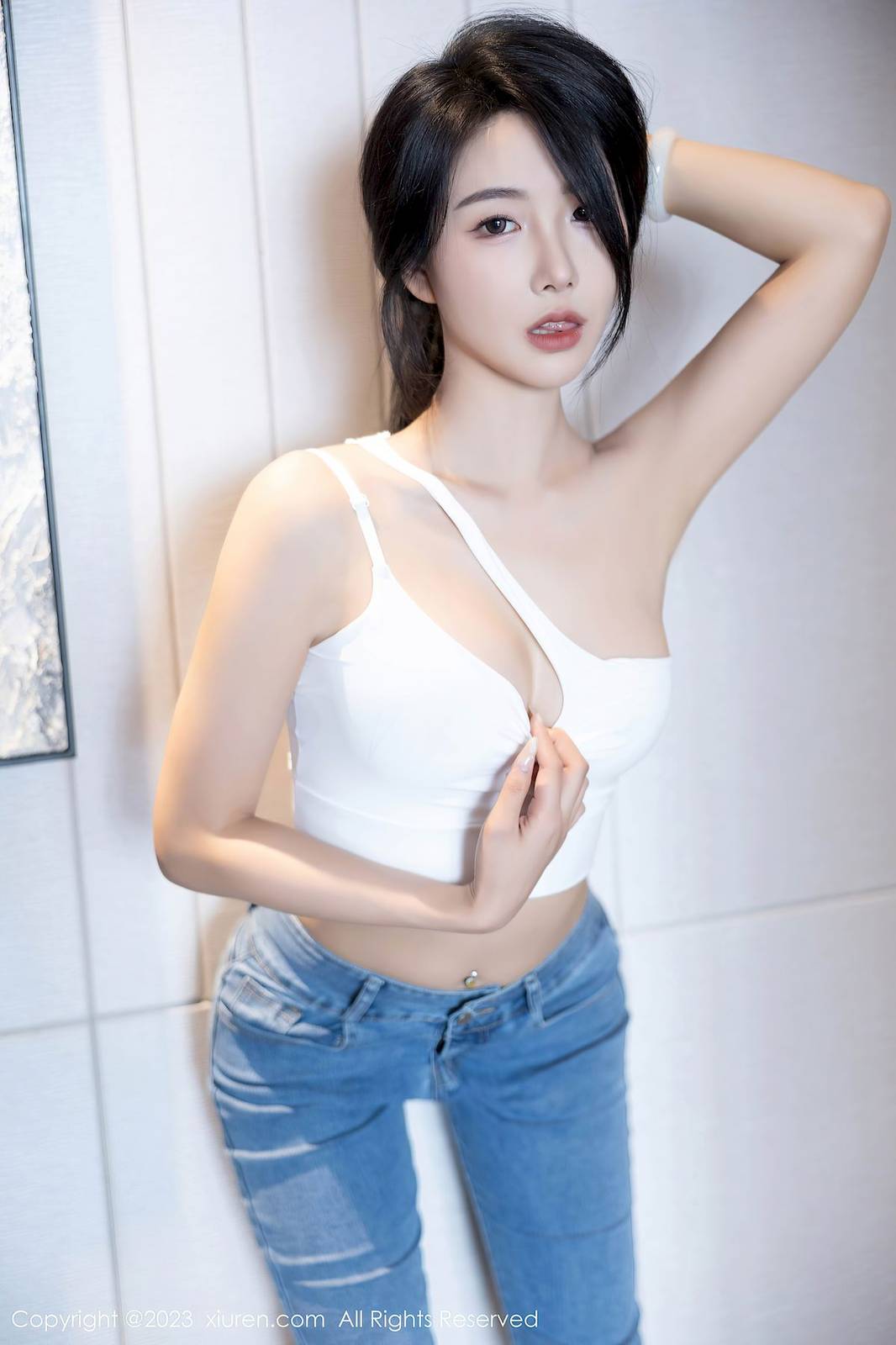 秀人网新人模特苏苏阿白色上衣简约牛仔裤性感写真-26