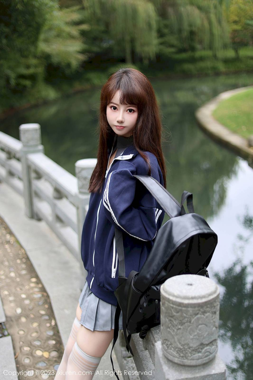 秀人网新人模特韩系学妹蓝色休息服饰搭配白丝性感写真