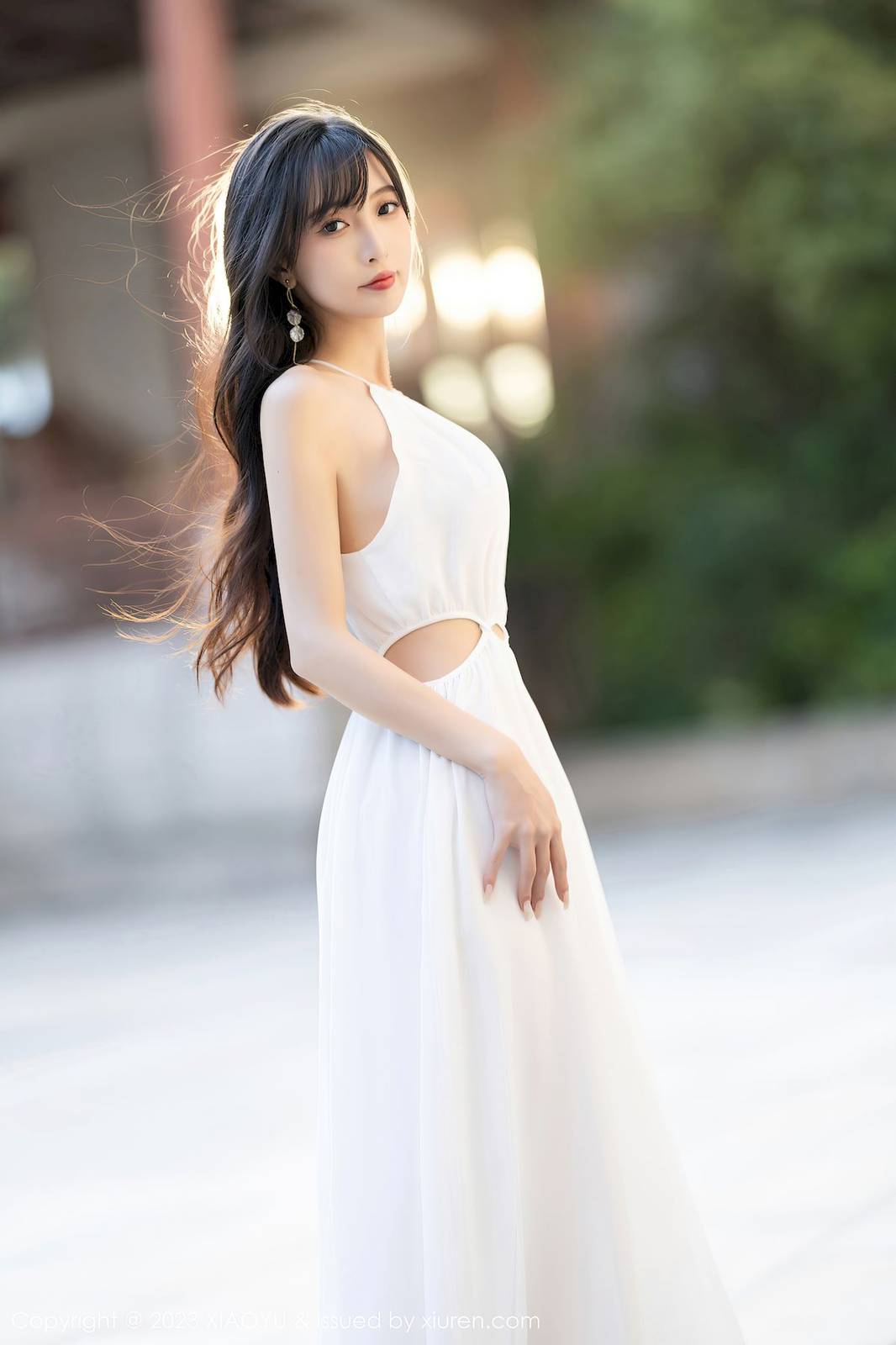 语画界女神林星阑白色连衣长裙搭配修长美腿海南旅拍-2