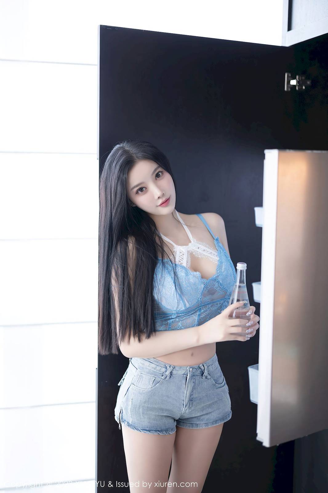 语画界女神杨晨晨Yome蕾丝服饰超短牛仔裤海南旅拍-9