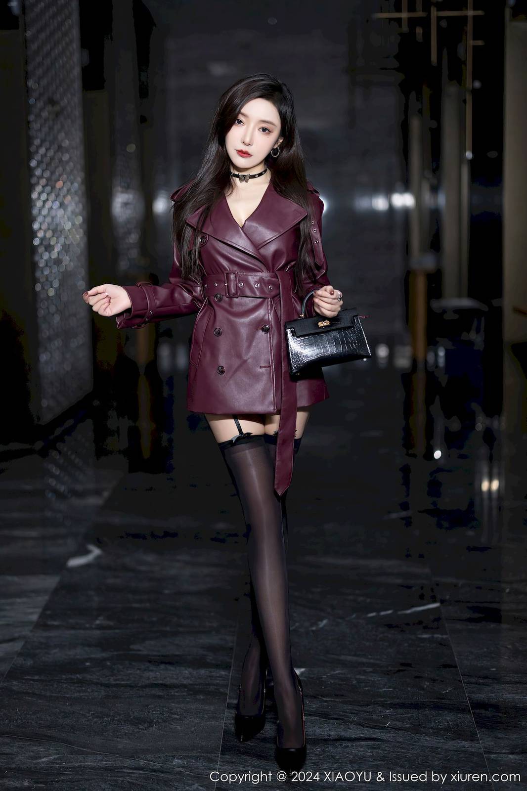 语画界性感女神王馨瑶yanni暗红色皮外衣黑丝海南旅拍