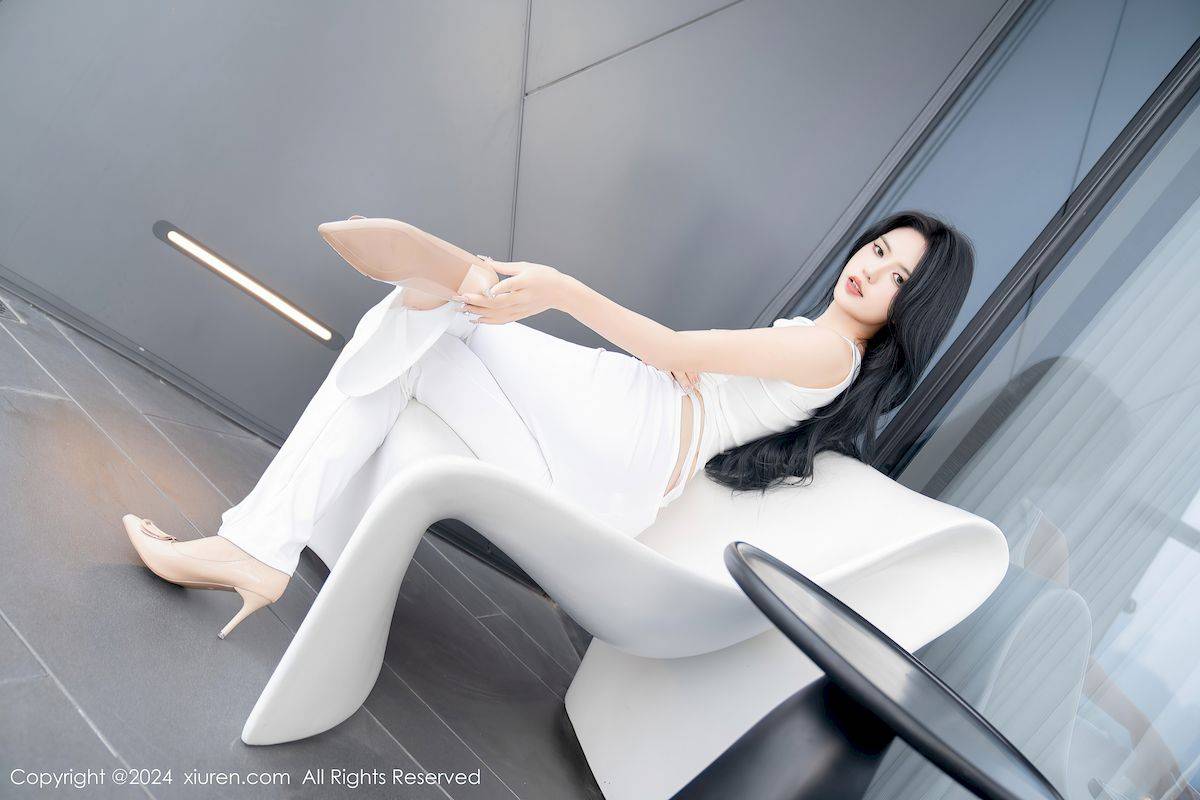 秀人网模特浅浅Danny白色上衣搭配简约长裤性感写真-18