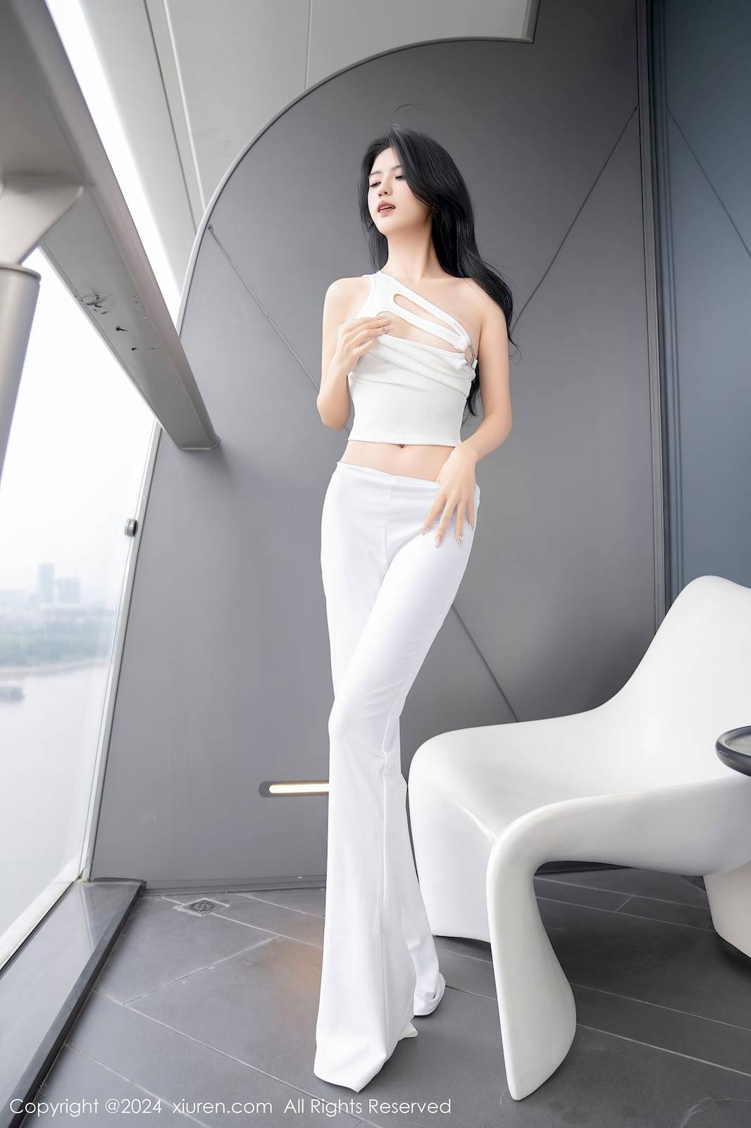 秀人网模特浅浅Danny白色上衣搭配简约长裤性感写真-21