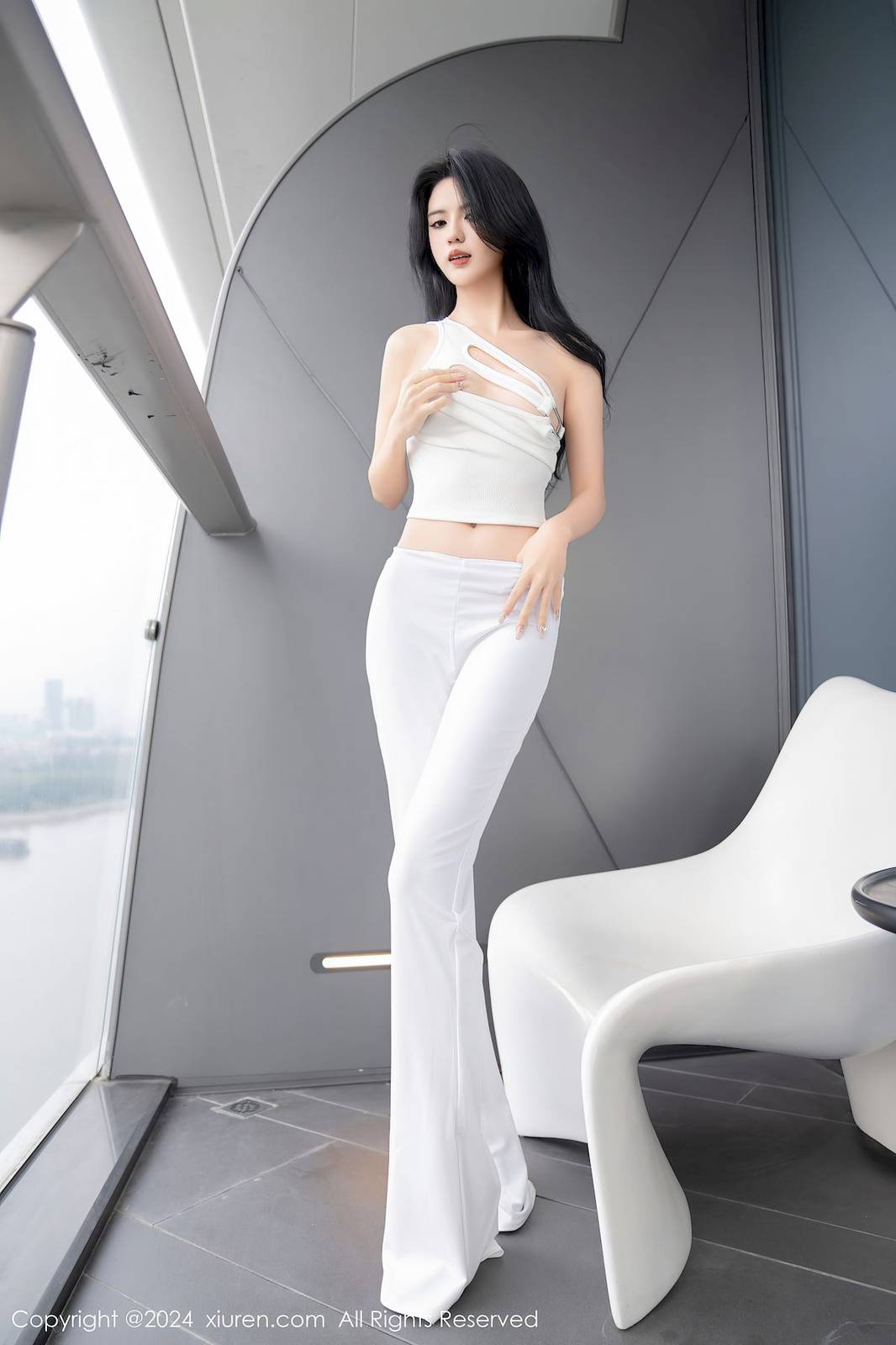 秀人网模特浅浅Danny白色上衣搭配简约长裤性感写真-22