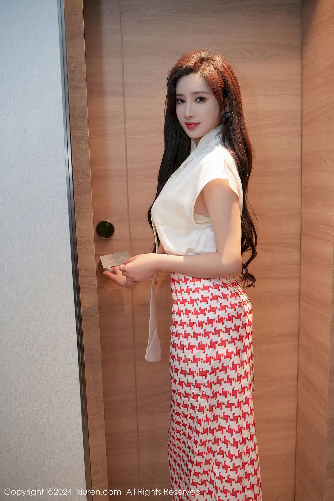 秀人网女神Carol周妍希白色上衣搭配性感长裙时尚写真