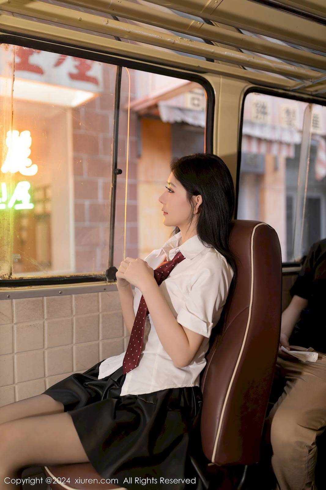 秀人网模特幼幼白衬衫搭配黑色短裙学妹装扮性感写真-7