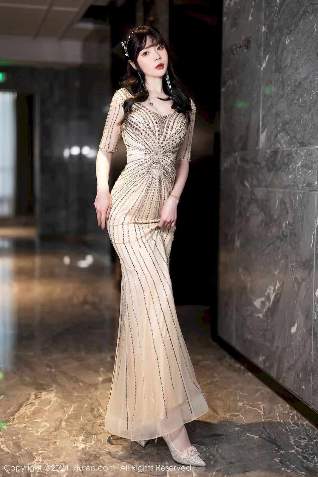 秀人网模特梦心玥金色长礼裙搭配原色丝袜性感写真