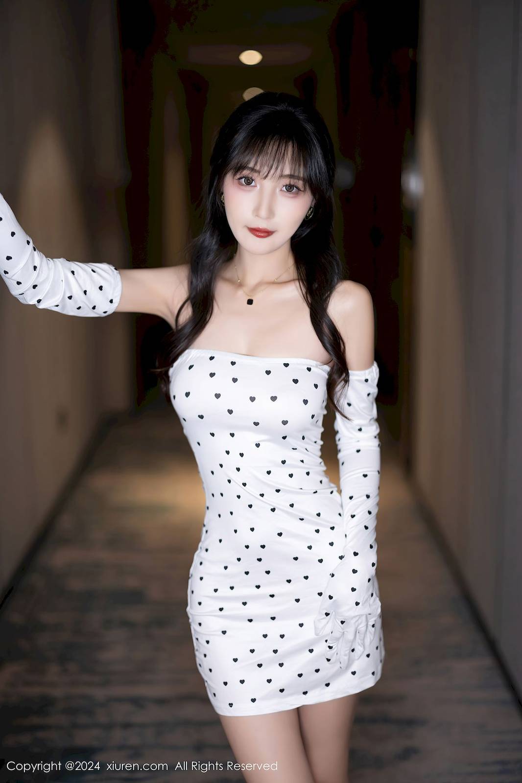 秀人网美女模特林星阑白色连衣裙曼妙身姿性感写真