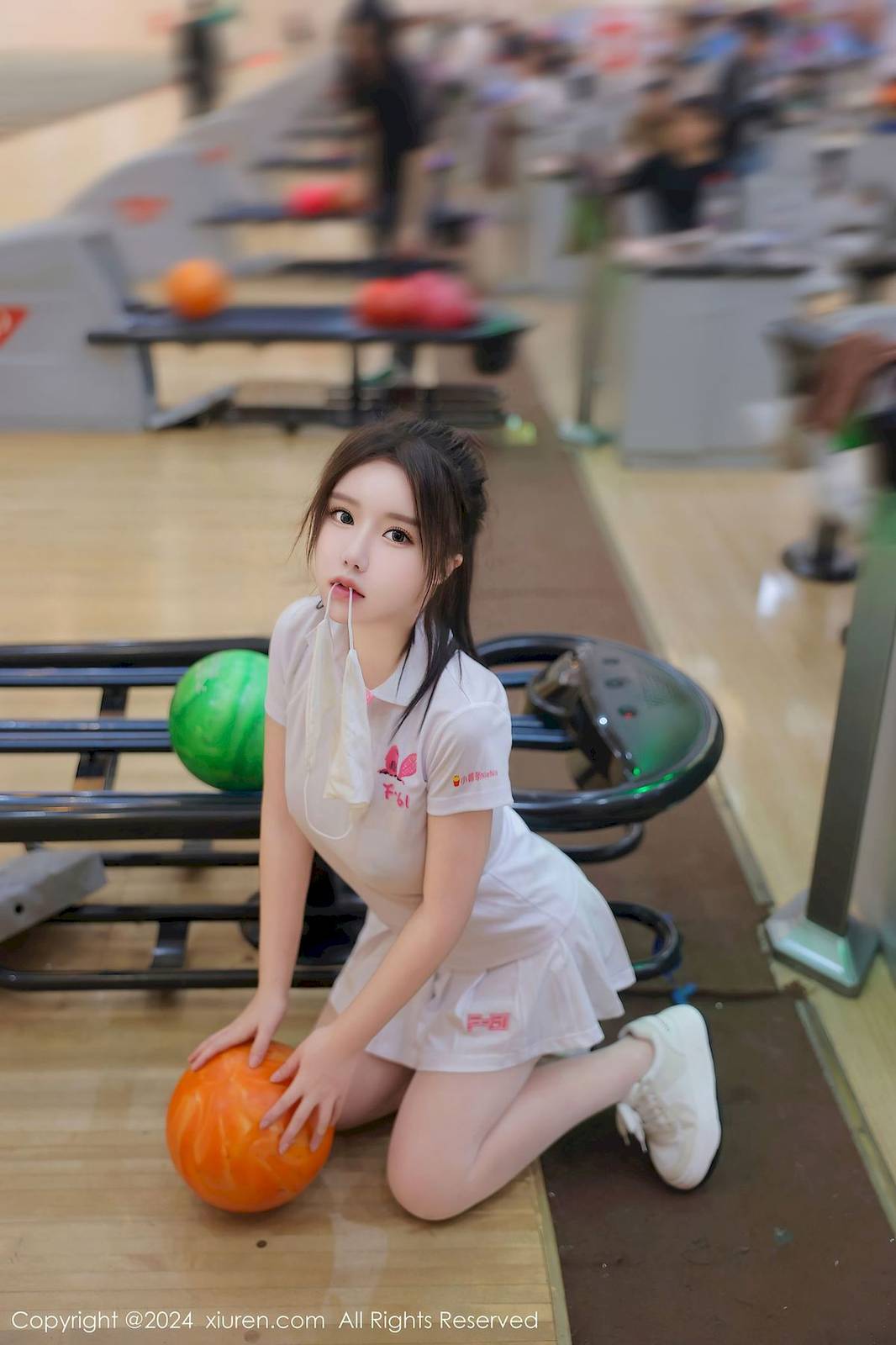 秀人网新人小薯条nienie白色上衣保龄球馆场景性感写真-6