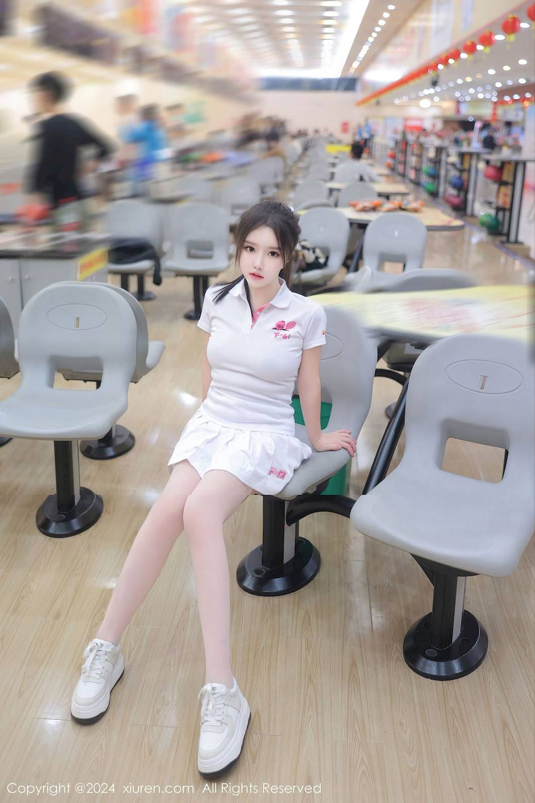 秀人网新人小薯条nienie白色上衣保龄球馆场景性感写真-23