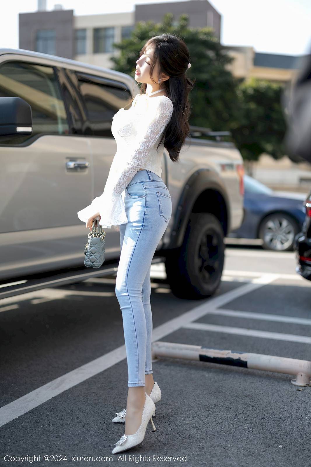 秀人网女神徐莉芝Booty白色上衣搭配牛仔裤性感写真