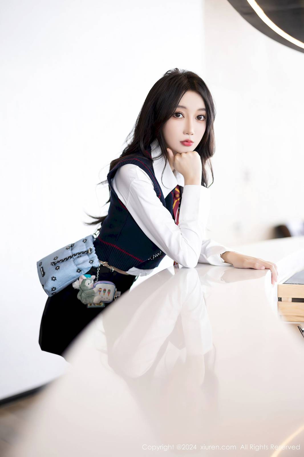 秀人网模特玥儿玥er白色外套搭配白色丝袜哈尔滨旅拍-4