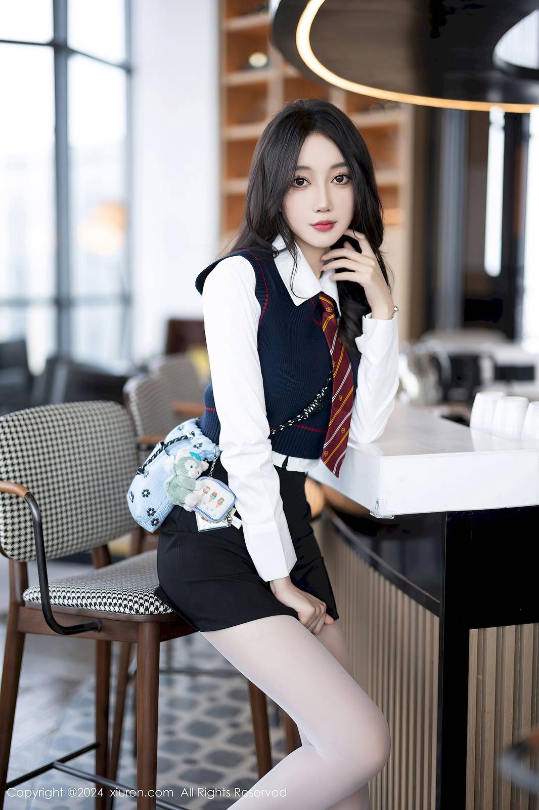 秀人网模特玥儿玥er白色外套搭配白色丝袜哈尔滨旅拍-7