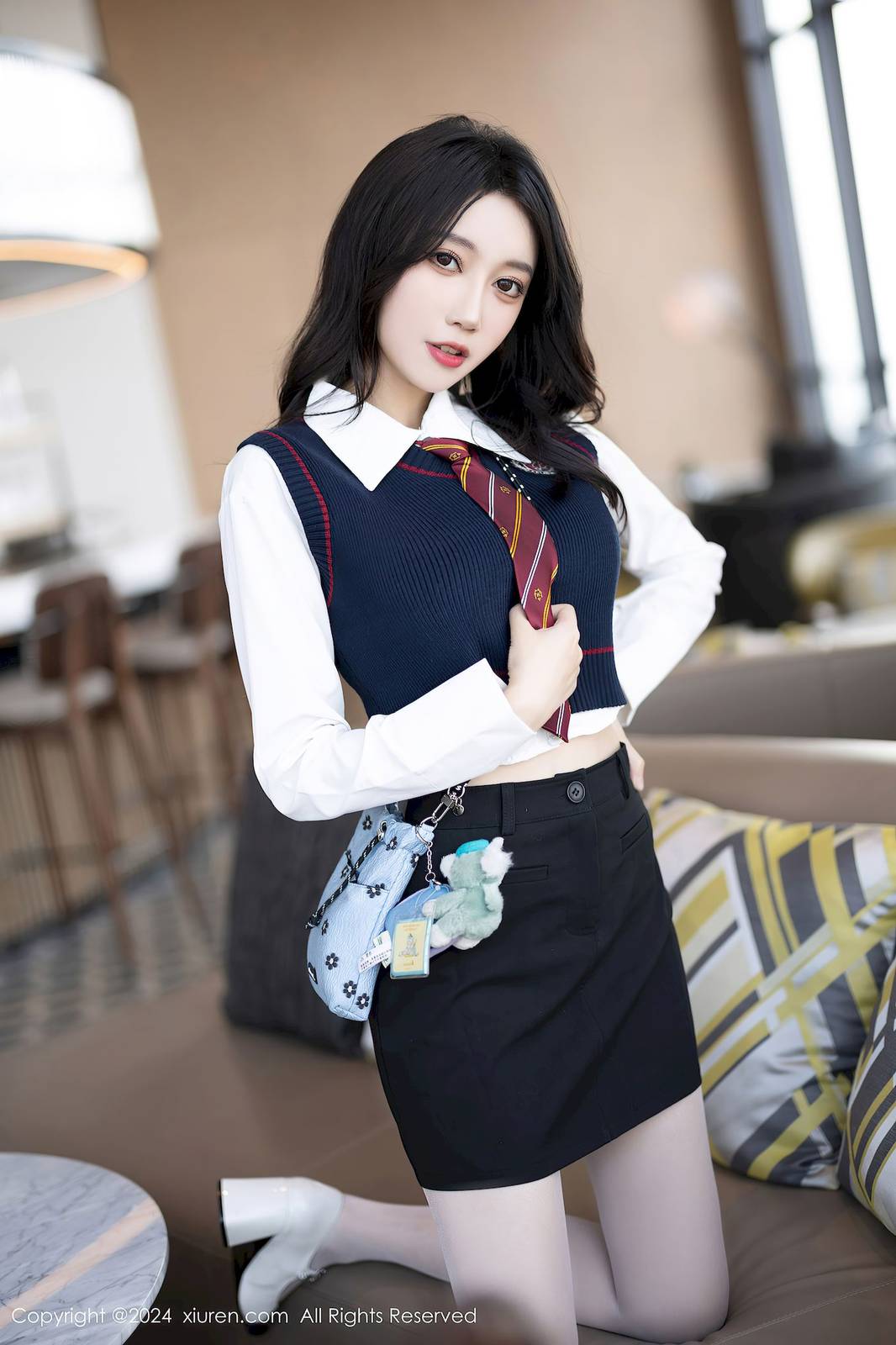 秀人网模特玥儿玥er白色外套搭配白色丝袜哈尔滨旅拍-13