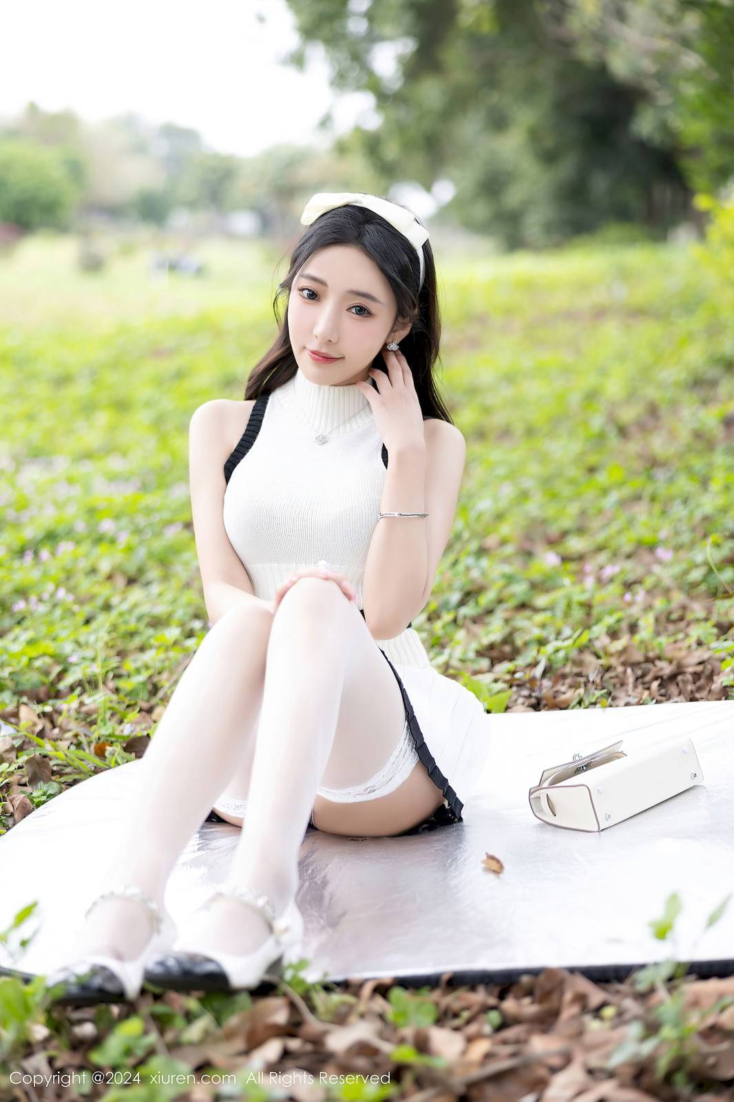 秀人网女神王馨瑶yanni白色连衣短裙白色丝袜哈尔滨旅拍-10