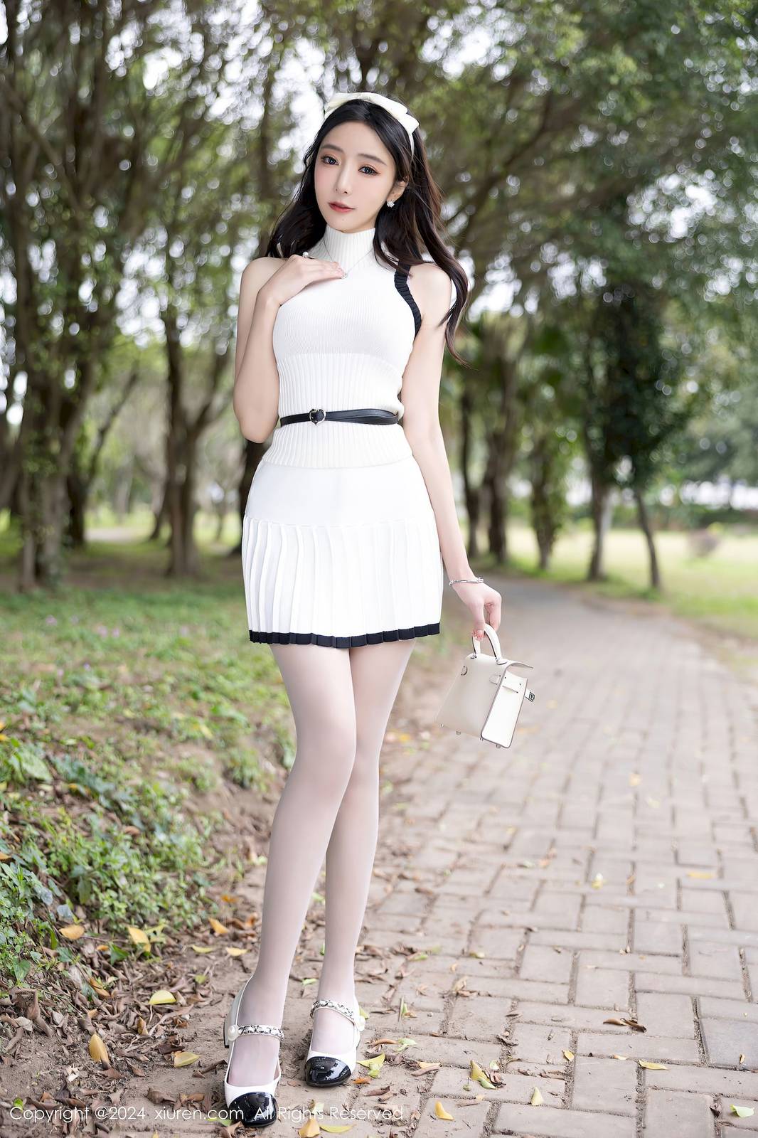 秀人网女神王馨瑶yanni白色连衣短裙白色丝袜哈尔滨旅拍-15