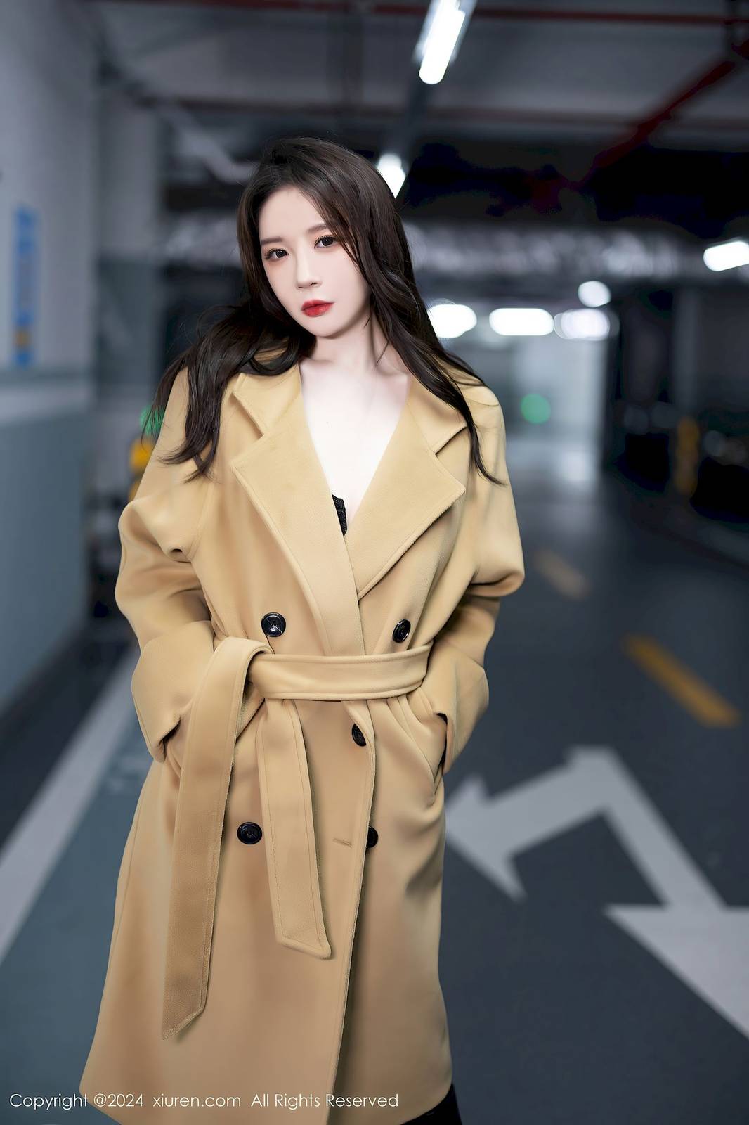 秀人网模特梦心玥黄色外套搭配高挑黑丝哈尔滨旅拍