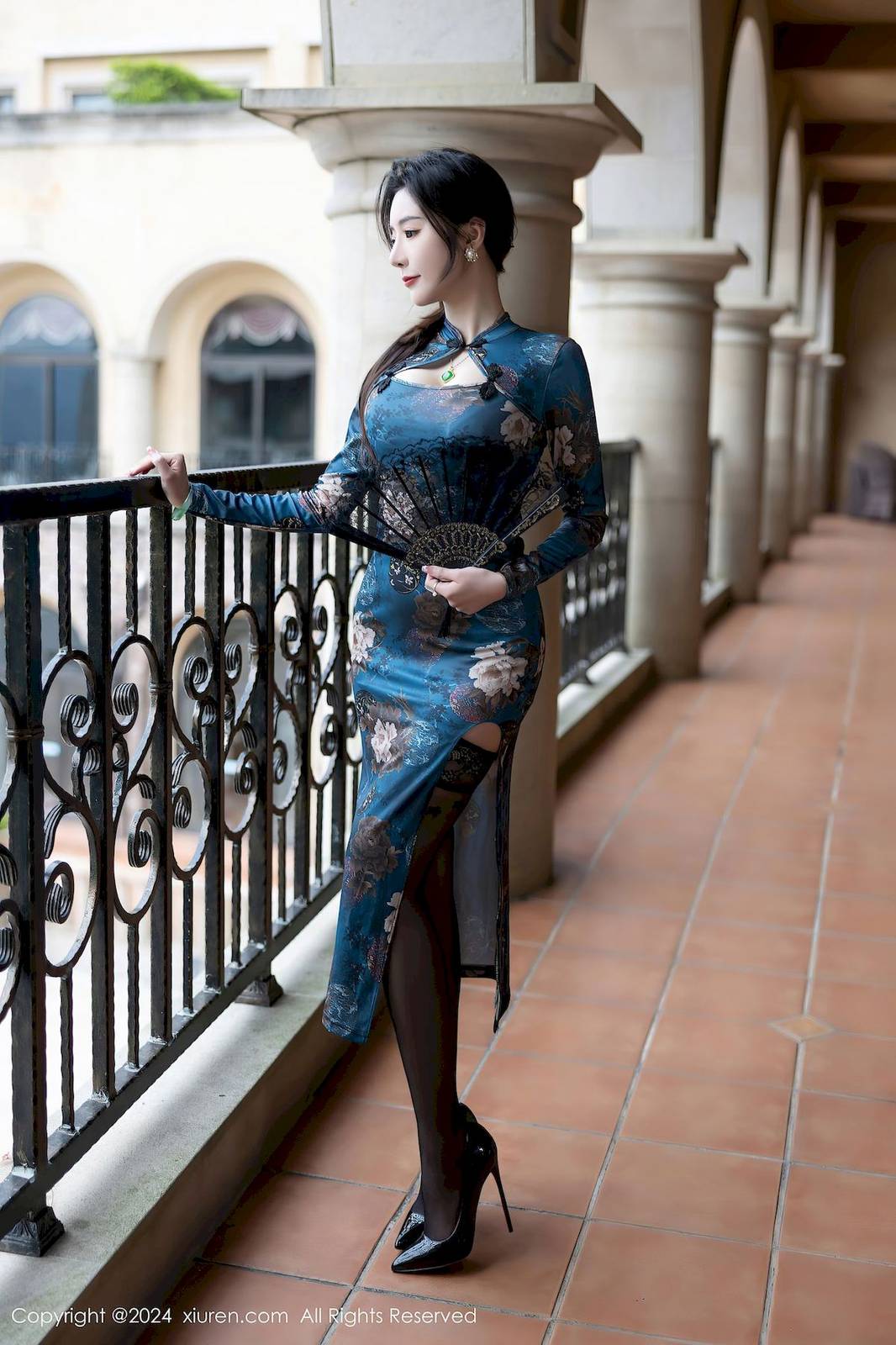 秀人网女神王馨瑶yanni蓝色旗袍搭配魅惑黑丝哈尔滨旅拍-3