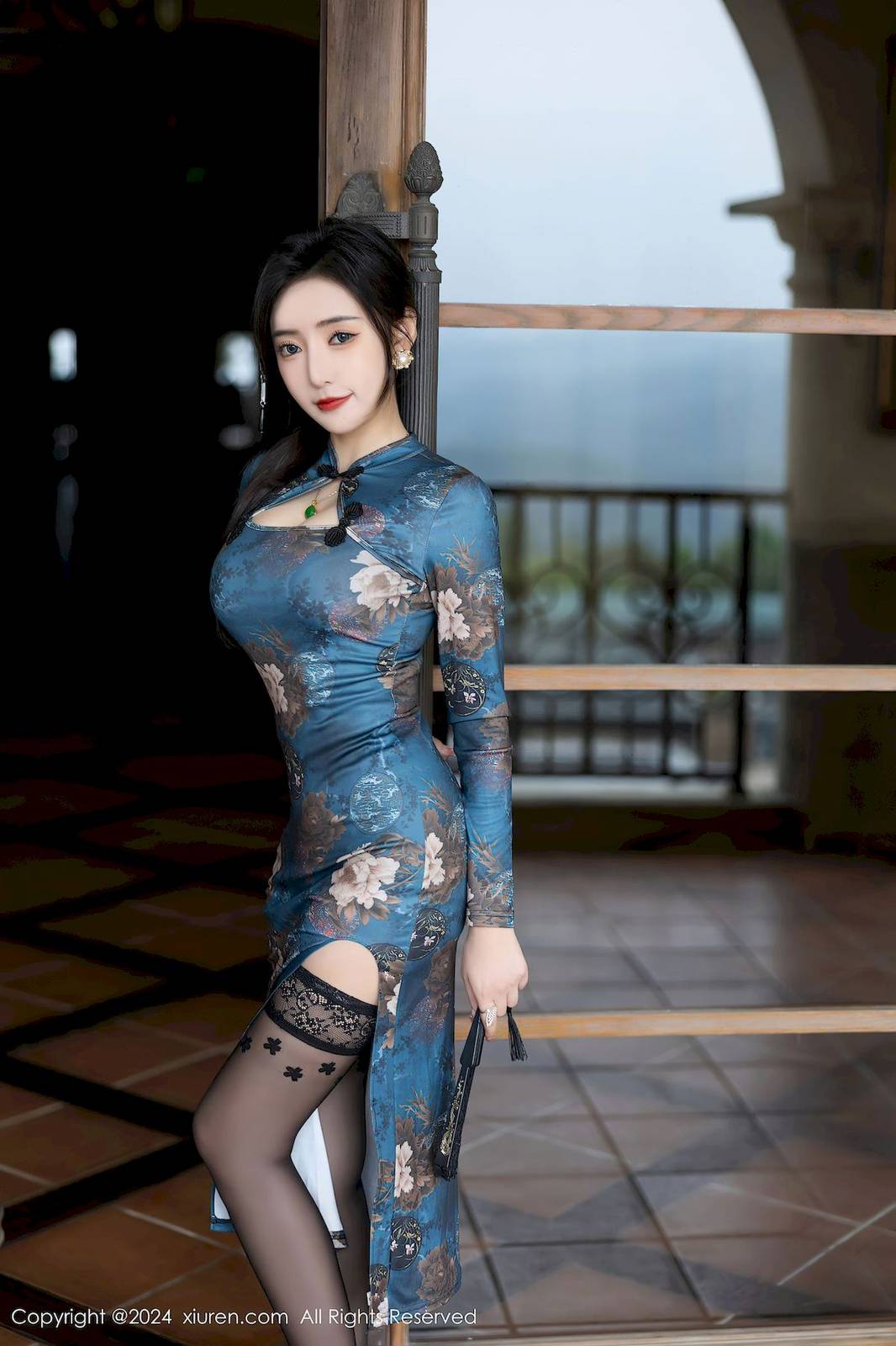 秀人网女神王馨瑶yanni蓝色旗袍搭配魅惑黑丝哈尔滨旅拍-12