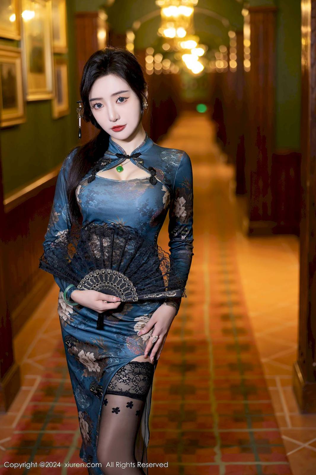 秀人网女神王馨瑶yanni蓝色旗袍搭配魅惑黑丝哈尔滨旅拍-32