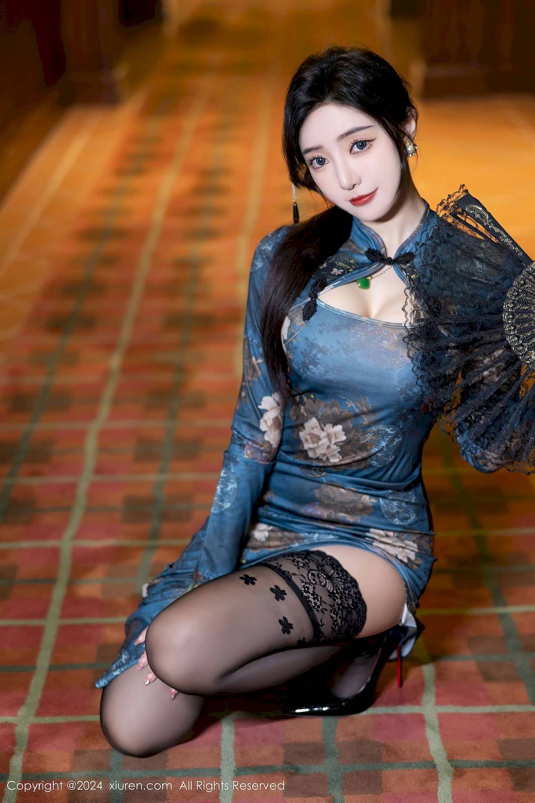 秀人网女神王馨瑶yanni蓝色旗袍搭配魅惑黑丝哈尔滨旅拍-37