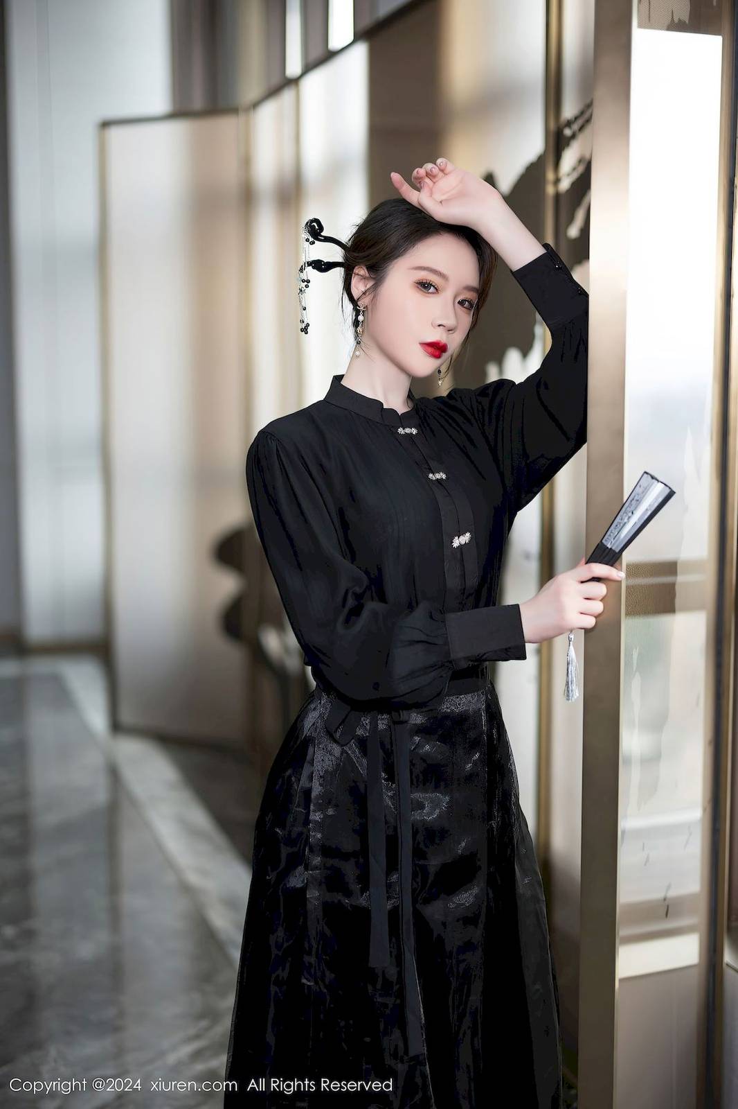 秀人网模特梦心玥黑色外套搭配黑色长裙哈尔滨旅拍-10