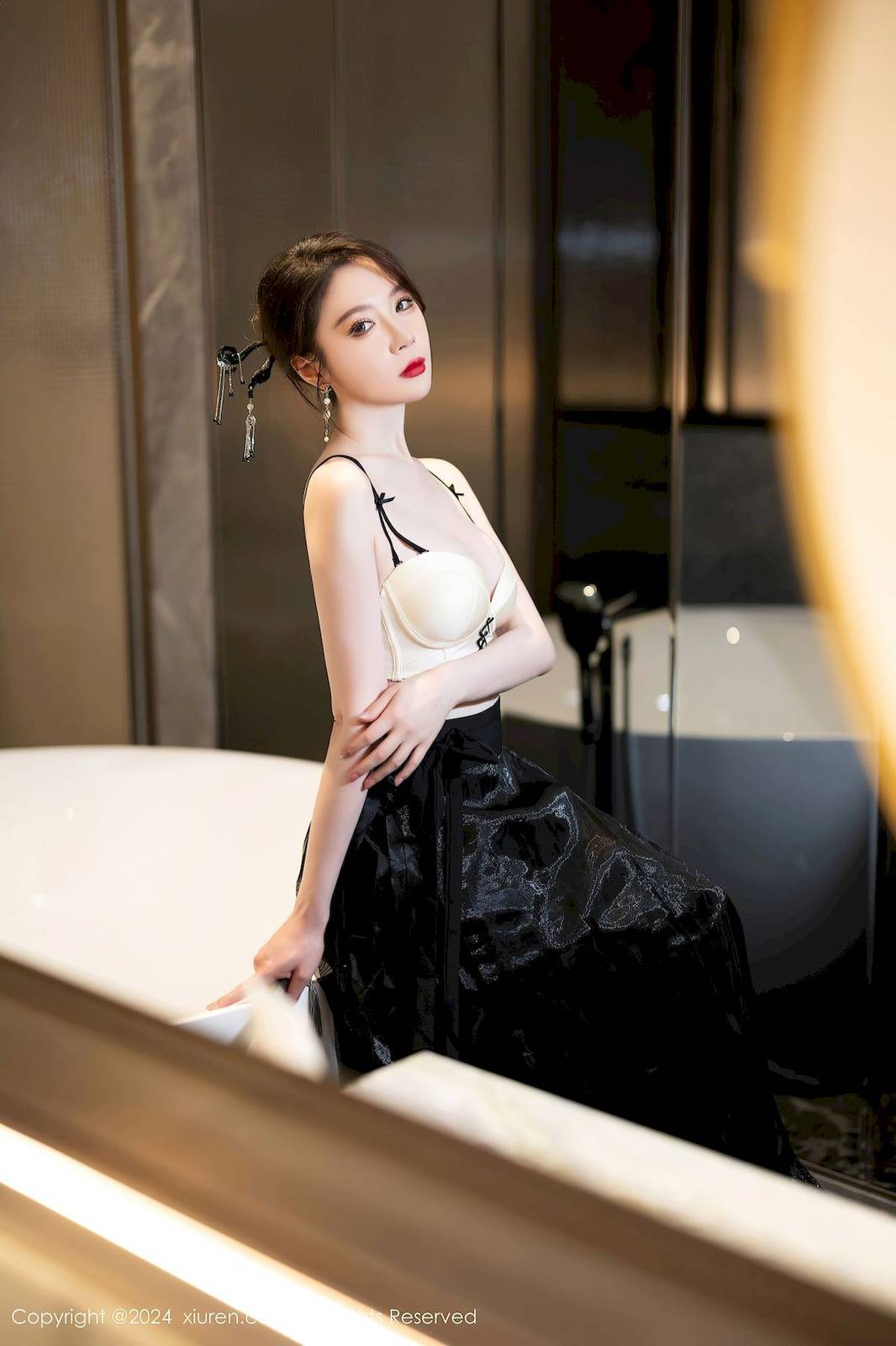 秀人网模特梦心玥黑色外套搭配黑色长裙哈尔滨旅拍-26